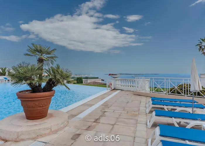 Un De Charme Vue & Piscine D'exception *